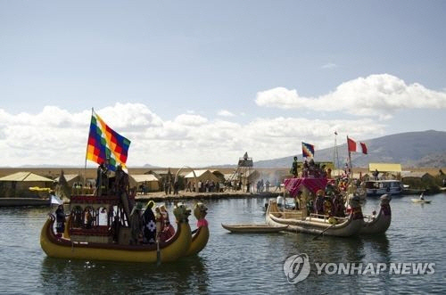 티티카카 호수에 떠 있는 갈대 배[페루관광청 제공] 연합뉴스